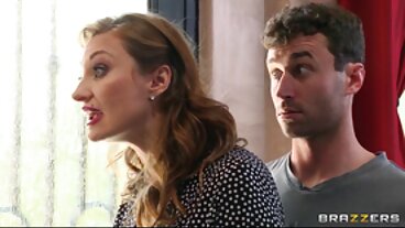 আলবার্তো এবং চুদা চুদি দেখব তার মোরগ সিজলারকে বেঁধে রাখতে সাহায্য করার জন্য ছুটে যায়